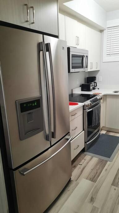 Carsonway Basement Suite เอดมันตัน ภายนอก รูปภาพ