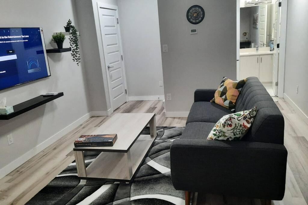 Carsonway Basement Suite เอดมันตัน ภายนอก รูปภาพ