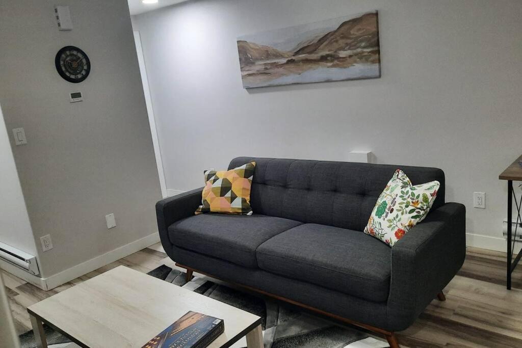 Carsonway Basement Suite เอดมันตัน ภายนอก รูปภาพ