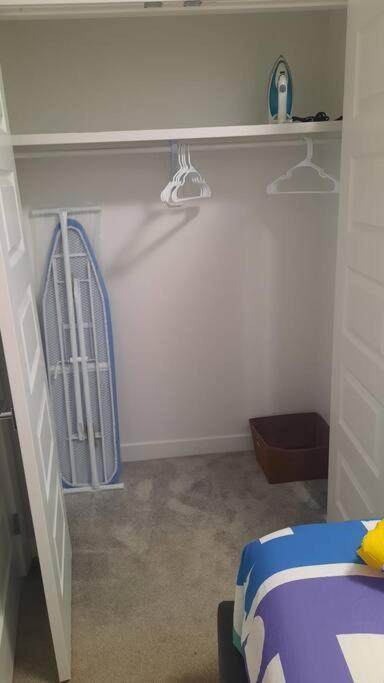 Carsonway Basement Suite เอดมันตัน ภายนอก รูปภาพ